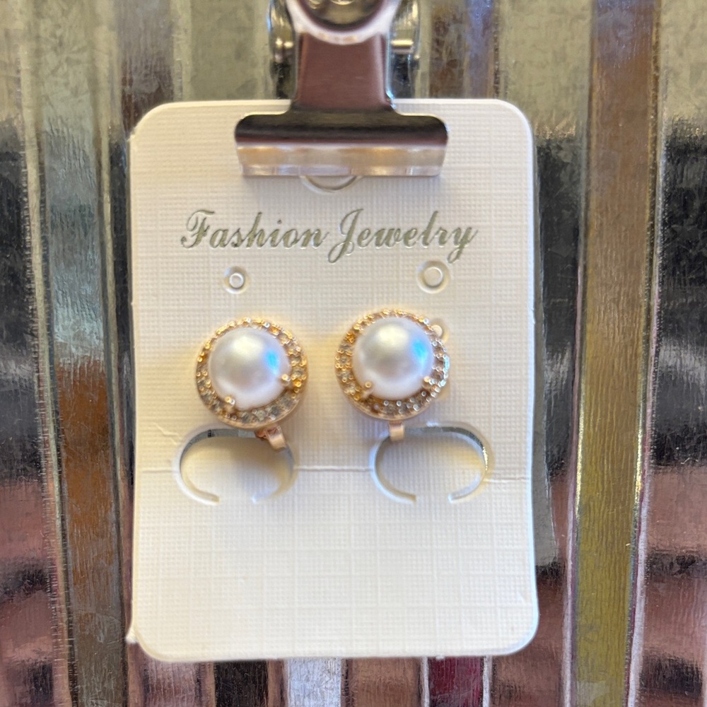 💕5/25💕Gold and Pearl CLIP ON Earrings
